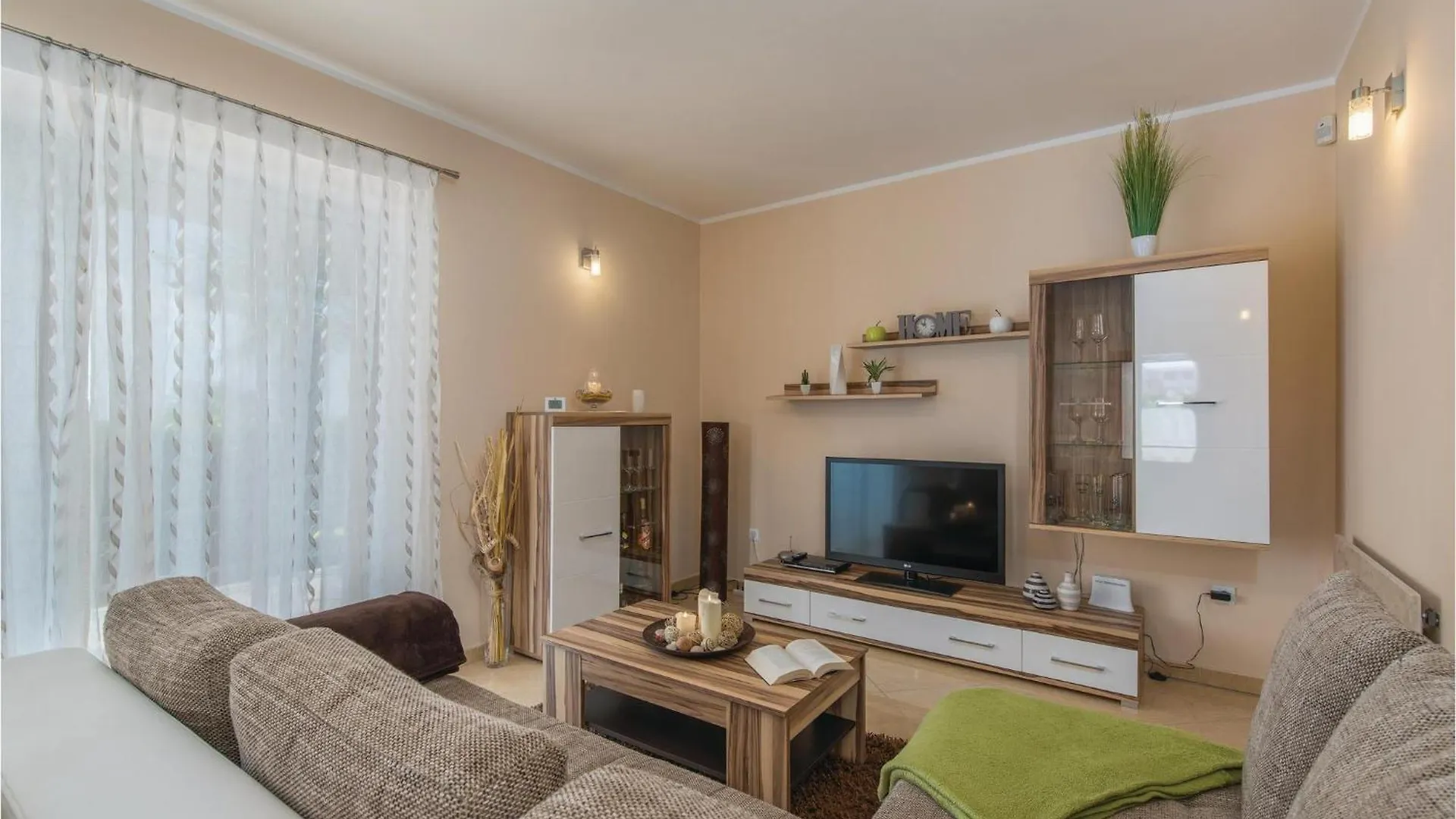 Nice Home In Kastelir With Kitchen Kroatien